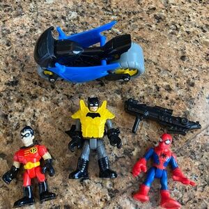 IMAGINEXT FISHER PRICE/HASBRO DC BATMAN W/SHIELD ROBIN SPIDER-MAN BAT CYCLE GUN